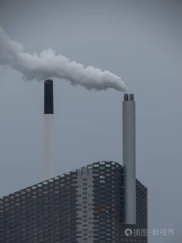 空气污染的工厂的烟囱里出来的烟