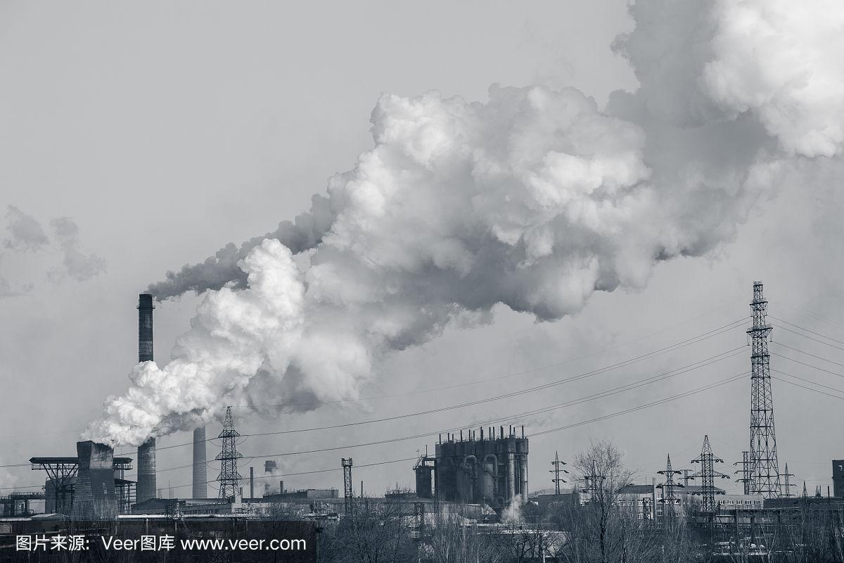 工厂里的烟囱排放出蒸汽,烟雾和空气污染.